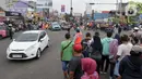 Pihak kepolisian kota Depok bersama instansi terkait menerapkan sistem lawan arah atau contraflow di sebagian Jalan Margonda Raya, kota Depok, Jawa Barat, Minggu (4/5/2025). (Liputan6.com/Herman Zakharia)