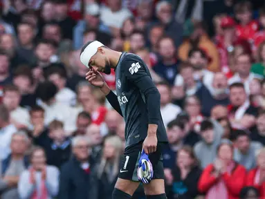 Robert Sanchez tampil jauh dari kata meyakinkan meski sempat membuat satu penyelamatan penting. Ia kebobolan tiga gol dan kerap salah dalam distribusi sebelum ditarik keluar akibat benturan. (AFP/Adrian Dennis)