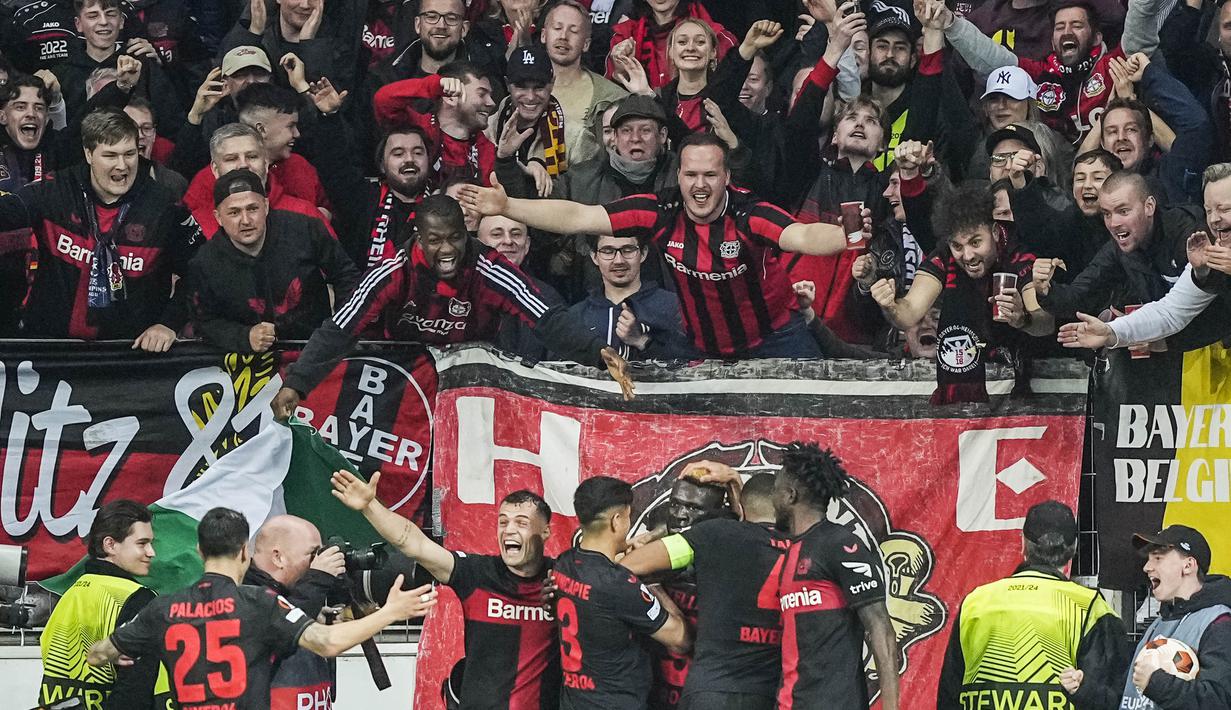 Para pemain Bayer Leverkusen merayakan gol yang dicetak oleh Victor Boniface ke gawang West Ham United pada laga Perempat final Liga Europa di Stadion BayArena, Jumat (12/4/2024). Die Werkself menang dua gol tanpa balas. (AP Photo/Martin Meissner)