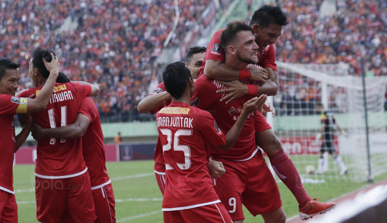Striker Persija, Marko Simic, melakukan selebrasi usai mencetak gol ke gawang Mitra Kukar pada laga perempat final Piala Presiden di Stadion Manahan, Solo, Minggu, (4/2/2018). Persija menang 3-1 atas Mitra Kukar. (Bola.com/M Iqbal Ichsan)