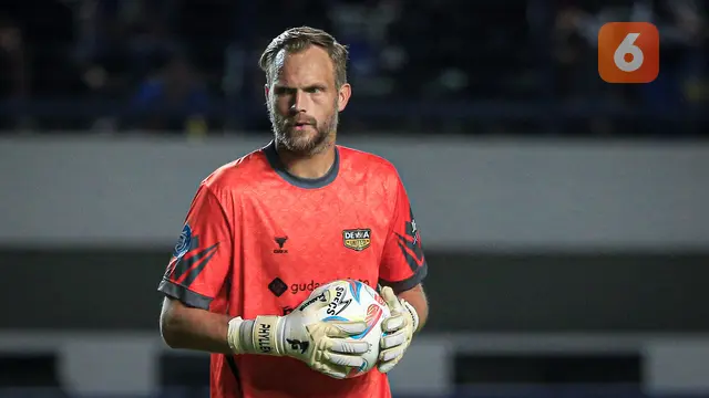 Foto: Aksi Solid Kiper Asing Dewa United, Sonny Stevens sebelum Akhirnya Dibobol Tendangan Ezra Walian di BRI Liga 1 2023 / 2024