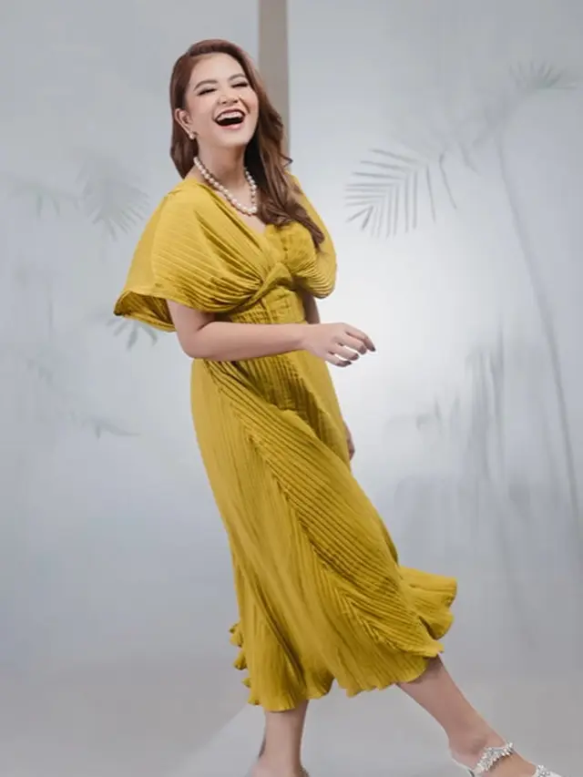 4 Pesona Menawan Kahiyang Ayu yang Ulang Tahun ke-33, Makin Percaya Diri Kenakan Baju Kurung hingga Dress