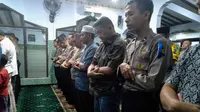 Jajaran Polresta Solo menggelar salat gaib di Masjid Nur untuk mendoakan Ibu Ani Yudhoyono yang meninggal dunia di SIngapura.(Liputan6.com/Fajar Abrori)
