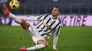 Cristiano Ronaldo saat ini memiliki nilai banderol sebesar 45 juta euro. Dirinya bisa saja bernasib sama dengan rivalnya, Lionel Messi jika Juventus tak memperpanjang kontraknya pada Juni 2022. (Foto: AFP/Marco Bertorello)