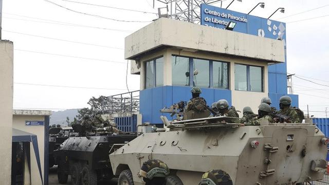 Pasukan bersenjata lengkap disiagakan saat proses pemindahkan bos geng Los Choneros Jose Adolfo Macias alias Fito dari Penjara 8 ke Penjara La Roca  di Guayaquil yang memiliki keamanan maksimum. (Dok. AP Photo/Cesar Munoz)