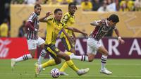 Jobe Bellingham (kiri) dari Borussia Dortmund dan German Cano (kanan) dari Fluminense berebut bola&nbsp;dalam pertandingan Grup F Piala Dunia Antarklub antara Fluminense dan Borussia Dortmund di East Rutherford, Selasa, 17 Juni 2025. (AP Photo/Seth Wenig)