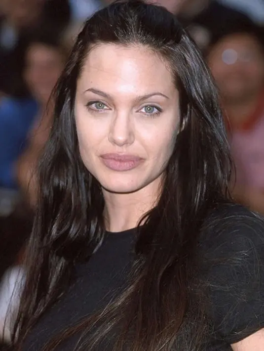 “Aku hanya ingin membuat sarapan yang sehat danmenjaga rumah. Itu kebisaan saya. Dan anak-anak meminta, aku ambil kursus masak,” ungkap Jolie. (Instagram/angelinajolieofficial)