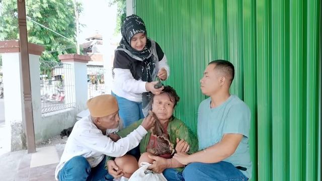 Heni Mustikaningati memperlakukan ODGJ yang ditemuinya di jalanan dengan sabar dan telaten. (Liputan6.com/Arief Pramono)