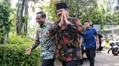 Mantan Menteri Koordinator Bidang Politik, Hukum, dan Keamanan (Menko Polhukam) Mahfud Md (kiri) menyambut kehadiran Menko Polhukam Hadi Tjahjanto di Jakarta, Kamis (22/2/2024). (Liputan6.com/Angga Yuniar)