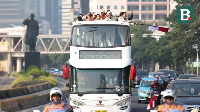 Foto: Melihat Pawai Emas Olimpiade Paris 2024, Veddriq Leonardo dan Rizki Juniansyah Naiki Bus Tingkat Terbuka Menuju Istana Negara