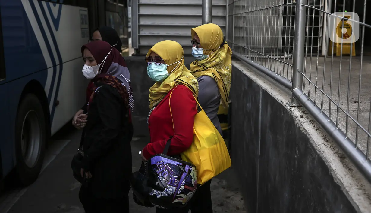 Aktivitas pekerja pada saat jam pulang kantor di kawasan Sudirman, Jakarta, Selasa (18/5/2021). Jumlah perusahaan yang mendaftar program Vaksinasi Gotong Royong mencapai 22.736 perusahaan. (Liputan6.com/Johan Tallo)