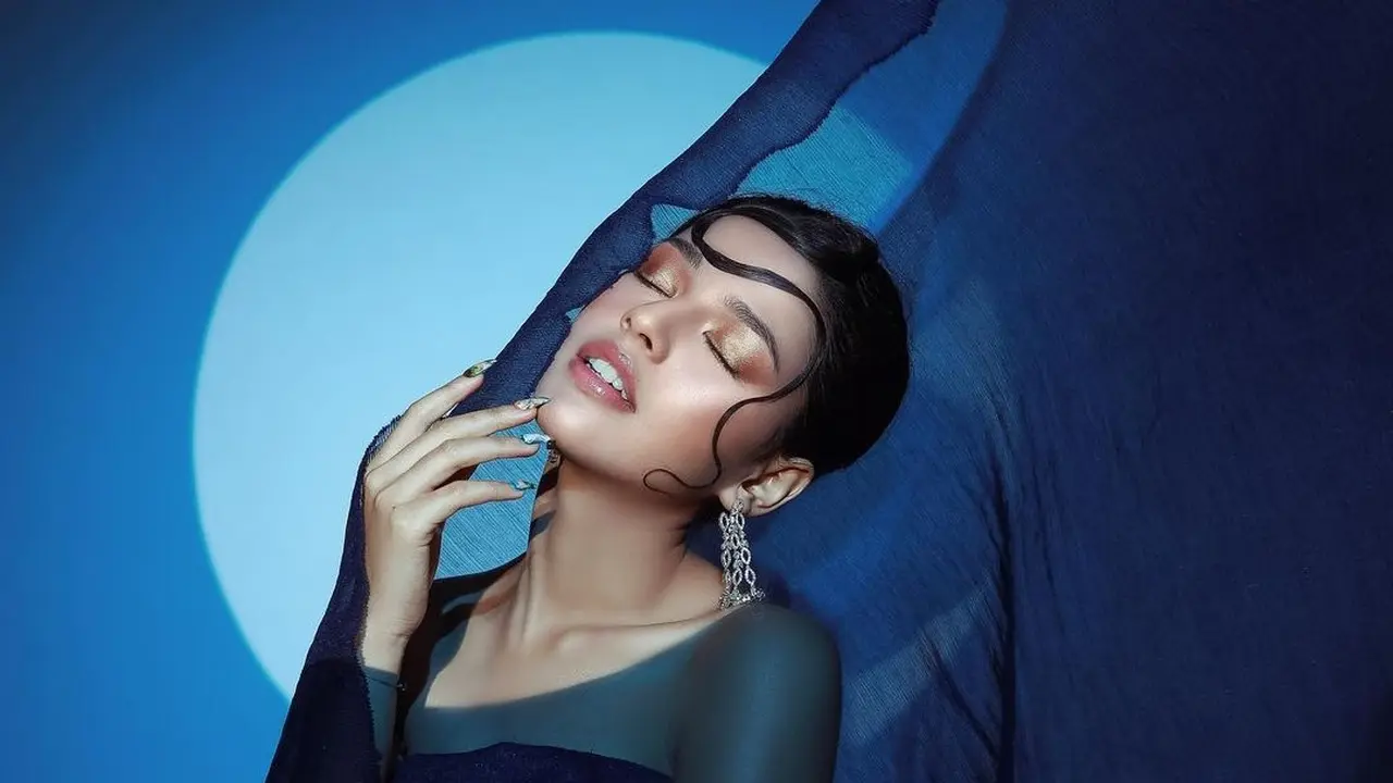 Gaya Pemotretan Susan Sameh Bertema Queen of The Moon, Tampil Elegan