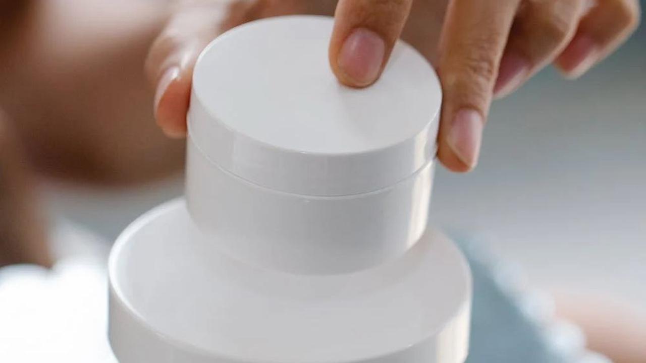 Sunscreen merupakan produk perawatan kulit yang berfungsi untuk melindungi kulit dari sinar matahari. Saat kulit terkena langsung paparan sinar ultraviolet akan merusak kulit bahkan bisa menyebabkan kanker kulit.
