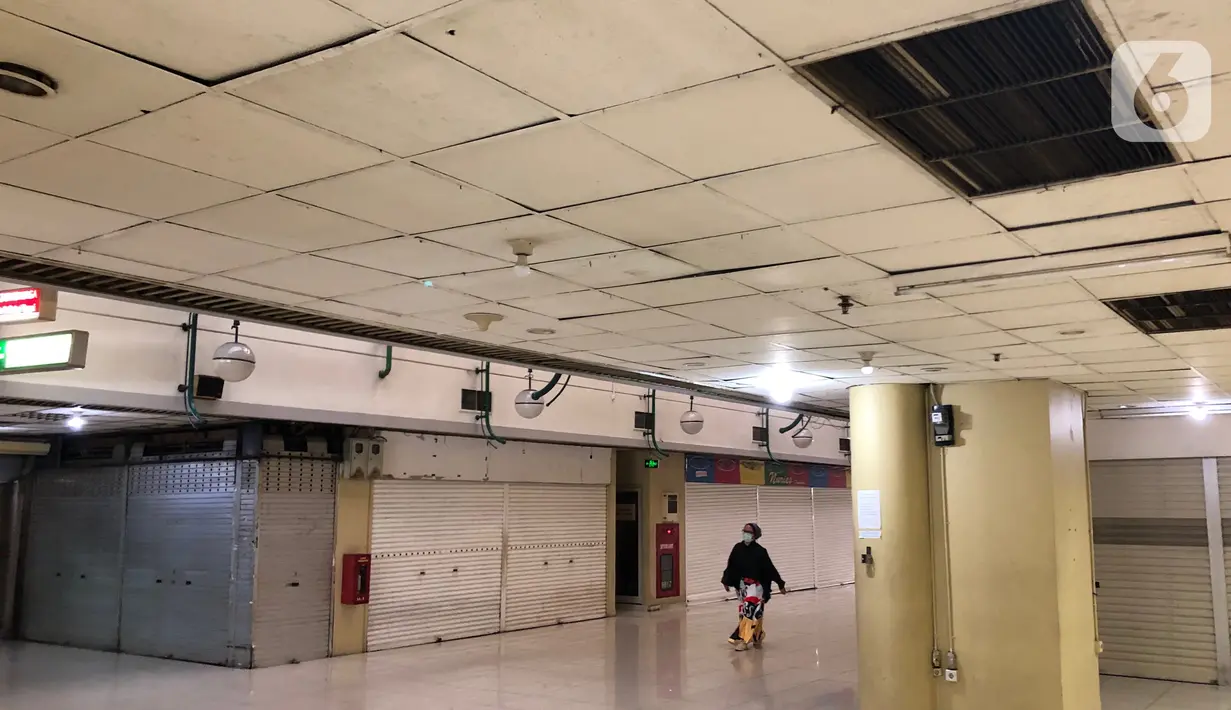 Seorang wanita berjalan di kawasan Blok M Mall, Jakarta Selatan, Kamis (26/11/2020). Sebagian besar lapak pedagang juga tutup akibat sepinya pembeli. (Liputan6.com/Immanuel Antonius)