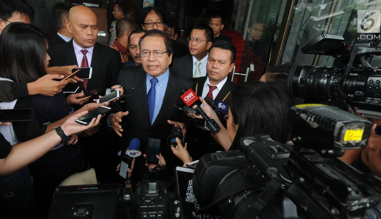 Mantan Menko Kemaritiman Rizal Ramli menjawab pertanyaan wartawan usai melaporkan dugaan korupsi impor pangan di Gedung KPK, Jakarta, Selasa (23/10). Rizal melaporkan delapan dugaan tindak pidana korupsi di sektor impor pangan. (Merdeka.com/Dwi Narwoko)