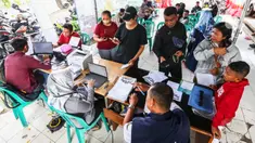 Calon peserta program mudik gratis 2024 melakukan verifikasi data di halaman Kantor Sudin Perhubungan Jakarta Barat, Selasa (26/3/2024). (Liputan6.com/Angga Yuniar)