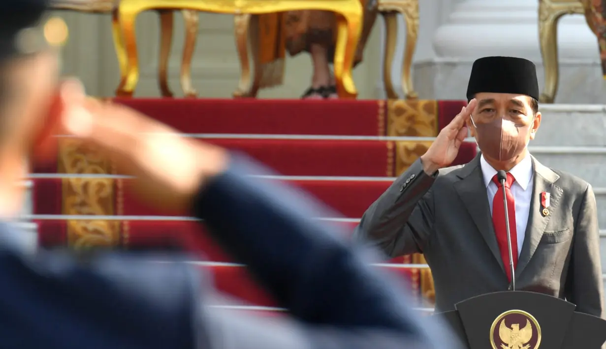 Presiden Joko Widodo bertindak sebagai inspektur upacara dalam Prasetya Perwira (Praspa) TNI-Polri tahun 2022 di Istana Merdeka, Jakarta, Kamis (14/7/2022). Dalam kesempatan tersebut, Kepala Negara melantik dan mengambil sumpah calon perwira remaja (capaja) yang berjumlah 754 orang dari matra TNI dan Kepolisian. (Foto: Biro Pers Sekretariat Presiden)