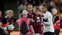 Jarrod Bowen Nyaris Bentrok dengan Suporter Usai West Ham Tersingkir dari Carabao Cup