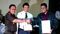 (Ki-ka) Jaksa Agung Muda Pidana Umum, Noor Rachmad, Bareskrim Polri Komjen Pol Ari Dono dan Ketua Bawaslu Muhammad berpose usai penandatangan nota kesepahaman (MoU) di Bareskrim Polri, Jakarta, Senin (21/11). (Liputan6.com/JohanTallo) 