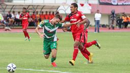 Pemain Mitra Kukar, Patrick do Santos (kiri), berebut bola dengan pemain Semen Padang, Hengki Ardiles, pada lanjutan Grup D Piala Jenderal Sudirman 2015 di Stadion Manahan, Solo, Selasa (15/12/2015). (Bola.com/Nicklas Hanoatubun)