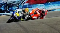 Valentino Rossi dan Casey Stoner terlibat balapan sengit di MotoGP Amerika 2008. (dok. pinterest)