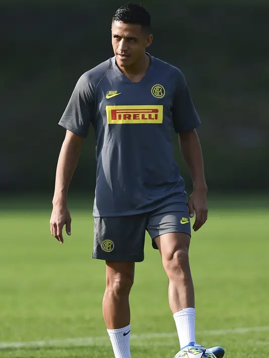 Penyerang Inter Milan, Alexis Sanchez saat mengikuti sesi latihan tim di Appiano Gentile, Italia (16/9/2019). Inter Milan akan bertanding melawan Slavia Praha pada grup F Liga Champions di Giuseppe Meazza, Italia. (AFP Photo/Miguel Medina)