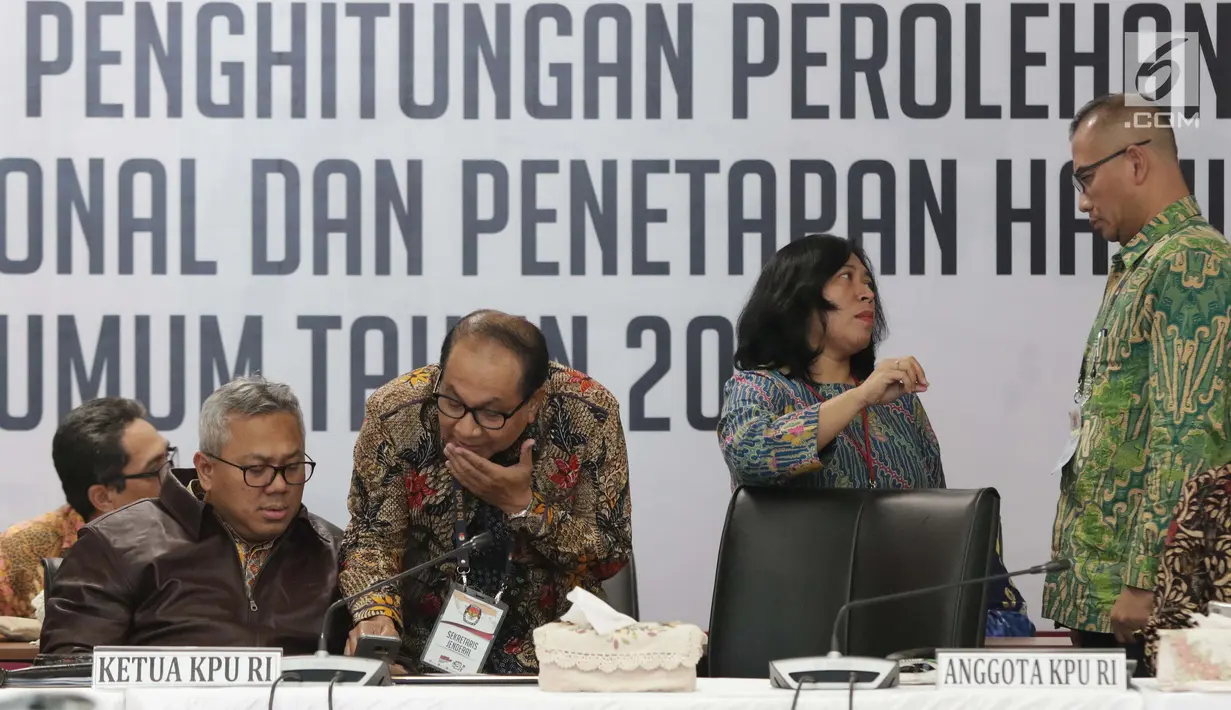 Ketua KPU RI, Arief Budiman (kiri) saat rapat Rekapitulasi Hasil Penghitungan Perolehan Suara Tingkat Nasional dan Penetapan Hasil Pemilu Tahun 2019, Jakarta, Jumat (10/5/2019). Rencananya hari ini, rapat menetapkan hasil penghitungan di Bali dan Bangka Belitung. (Liputan6.com/Helmi Fithriansyah)
