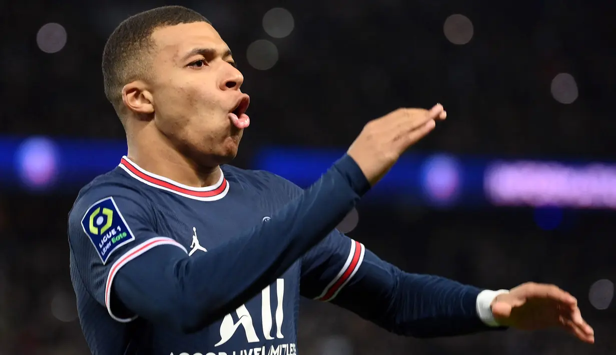 Kylian Mbappe menjadi salah satu alasan utama PSG berada di puncak klasemen liga. Ace 23 tahun itu telah mencetak 19 gol dan 16 assist dalam 29 laga pada musim ini. Meski Messi masih dianggap sebagai pemain yang luar biasa, tetapi Mbappe mungkin adalah bintang terbesar di PSG. (AFP/Franck Fife)