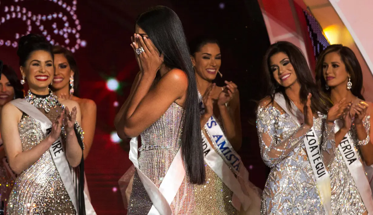 Ekspresi Sthefany Gutierrez (tengah) usai dinobatkan sebagai Miss Venezuela 2017 di Caracas, Venezuela (9/11). Sthefany berhasil meraih gelar Miss Venezuela 2017 dan akan mewakili negaranya di ajang Miss Universe 2018. (AFP Phot/STR)