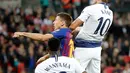 Bek Barcelona, Clement Lenglet berebut bola dengan pemain Tottenham Hotspur Victor Wanyama dan Harry Kane saat bertanding dalam Grup B Liga Champions di Stadion Wembley, London, Rabu (3/10). (AP Photo/Frank Augstein)