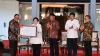 Presiden ke-5 Republik Indonesia Megawati Soekarnoputri, meresmikan dan menandatangani prasasti Pusat Studi Arsip Statis Kepresidenan. (Liputan6.com/Muhammad Radityo Priyasmoro).