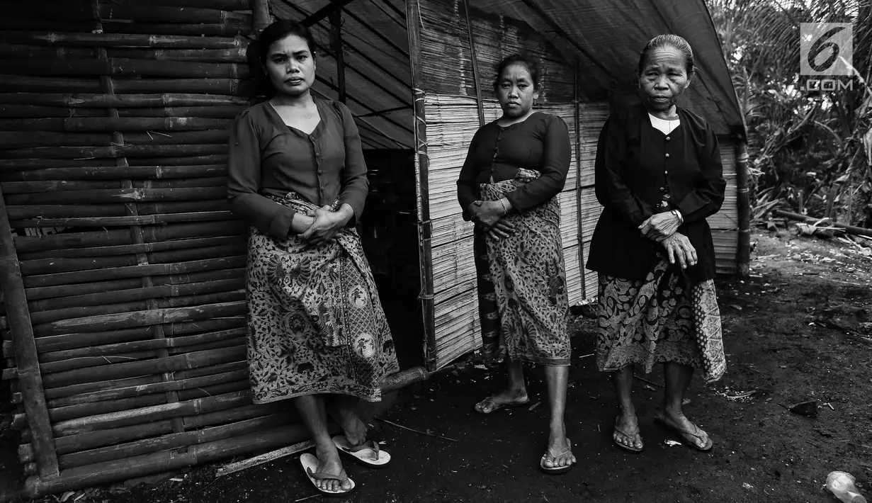 Tiga perempuan Suku Baduy Luar pose di depan rumah bekas kebakaran Kampung Cisaban II, Desa Kanekes, Banten, Kamis (01/6). Kebakaran pada pekan lalu yang menghanguskan 83 rumah Suku Baduy Luar. (Liputan6.com/Fery Pradolo)