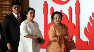 Presiden ke-5 RI Megawati Soekarnoputri didampingi putrinya Puan Maharani tiba menghadiri  Sidang Tahunan MPR, DPR dan DPD di Kompleks Parlemen, Senayan, Jakarta, Kamis, (16/8). Tema sidang tahunan kali ini Bhinneka Tunggal Ika. (Liputan6.com/Johan Tallo)