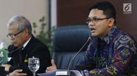 Juru Bicara MK Fajar Laksono (kanan) saat menjelaskan angket KPK di Gedung MK, Jakarta, Kamis (15/2). Atas putusan MK tersebut, KPK nantinya disebutkan wajib melaksanakan rekomendasi yang dihasilkan Pansus. (Liputan6.com/Angga Yuniar)