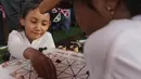 Anak-anak mencoba permainan tradisional di acara Teras Main Indonesia 2025 di Taman Mini Indonesia Indah (TMII), Jakarta, Sabtu (15/11/2025). Sebagai upaya pelestarian budaya, Komite Permainan Rakyat dan Olahraga Tradisional Indonesia (KPOTI) menggelar festival permainan tradisional bertajuk Teras Main Indonesia 2025. (merdeka.com/Arie Basuki)