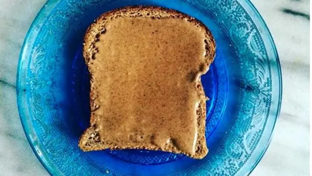 Roti dengan Selai Kacang