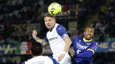 Penyerang Lazio Ciro Immobile menyundul bola melewati bek Hellas Verona Isak Hien dalam laga pekan ke-21 Serie A di Stadio Marc'Antonio Bentegodi, Selasa (7/02/2023). Duel Hellas Verona versus Lazio berakhir antiklimaks.  (Paola Garbuio/LaPresse via AP)