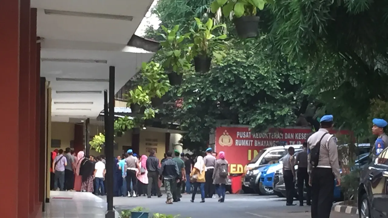 Puluhan orang berdatangan menuju Kamar Mayat RS Polri, Kramatjati