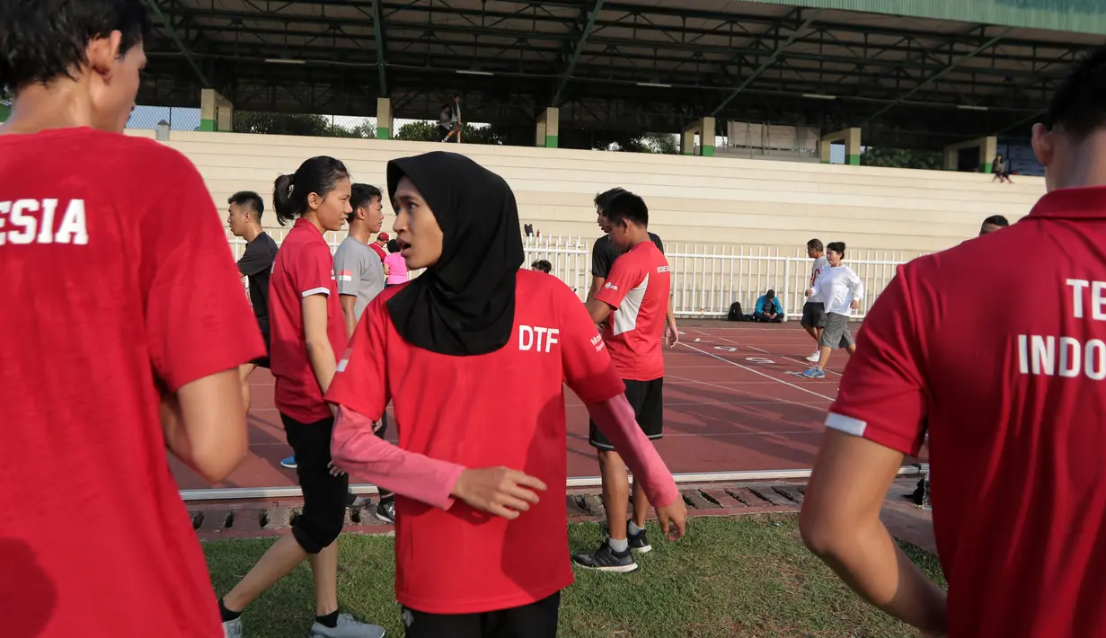 Para atlet Taekwondo berbincang usai melakukan sesi latihan fisik di GOR Rawamangun, Jakarta, (12/7/2017). (Bola.com/Nicklass Hanoatubun)