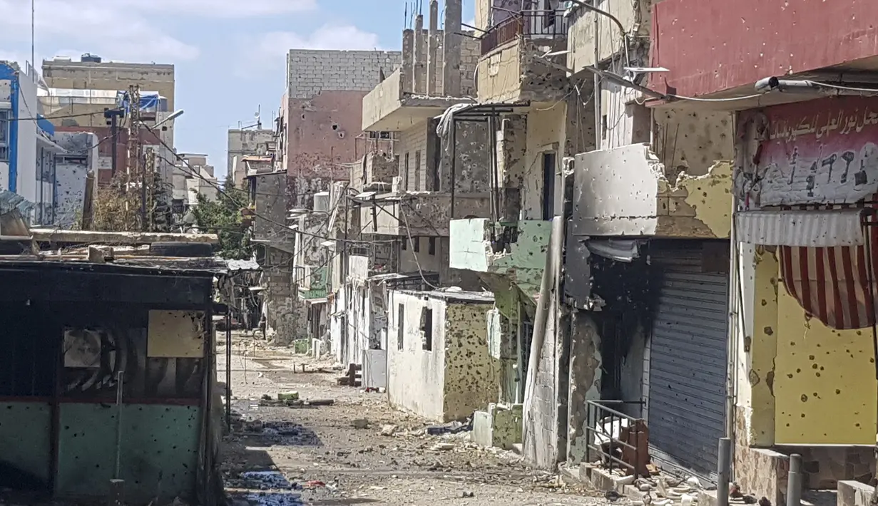 Rumah-rumah penuh dengan peluru terlihat setelah bentrokan mematikan antara faksi-faksi Palestina di kamp pengungsi Palestina Ein el-Hilweh dekat kota pelabuhan selatan Sidon, Lebanon, Kamis, 3 Agustus 2023.  (AP Photo/Mohammad Zaatari)