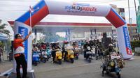 Pertamina dan sejumlah komunitas vespa di Solo menggelar konvoi bertajuk MyPertamina Solo Mods Mayday 2023, Minggu (28/5).(Liputan6.com/ajar Abrori)