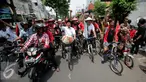 Para simpatisan mengantar pasangan calon walikota dan wakil walikota Yogyakarta Imam Priyono-Ahmad Fadli mendaftarkan di KPUD kota Yogyakarta, Rabu (21/9). Imam-Fadli diusung PDIP, Nasdem dan PKB. (Liputan6.com/Boy Harjanto)