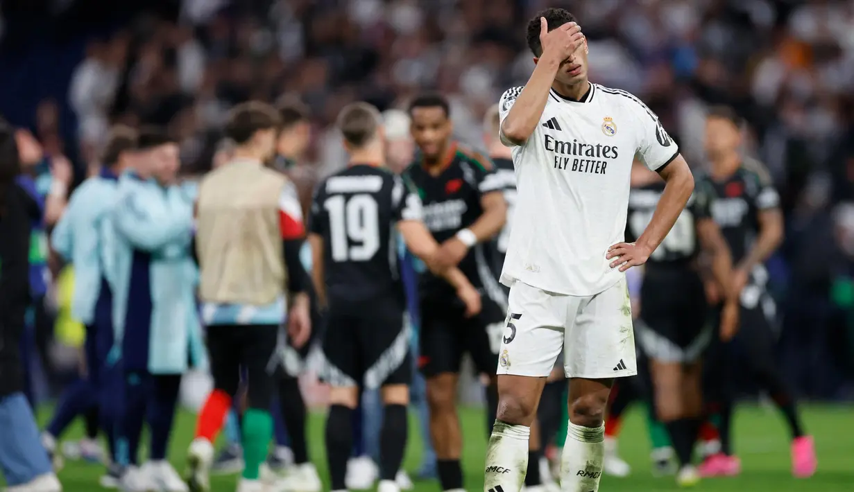 Ekspresi gelandang Real Madrid asal Inggris, Jude Bellingham pada akhir pertandingan leg kedua perempat final Liga Champions 2024/2025 melawan Arsenal di Stadion Santiago Bernabeu, Madrid, Spanyol, 16 April 2025 atau Kamis 17 April 2025 dini hari WIB. (OSCAR DEL POZO/AFP)
