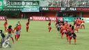 Penari membawakan tarian kontemporer di Stadion Maguwoharjo, Sleman, Sabtu (4/2). 100 penari D.I. Yogyakarta tampil memeriahkan pembukaan Piala Presiden 2017. (Liputan6.com/Helmi Fithriansyah)
