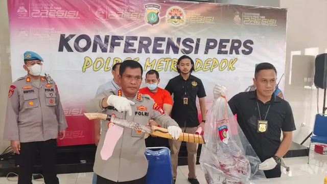 Kapolres Metro Depok, Kombes Imran Edwin Siregar memperlihatkan golok yang digunakan tersangka.