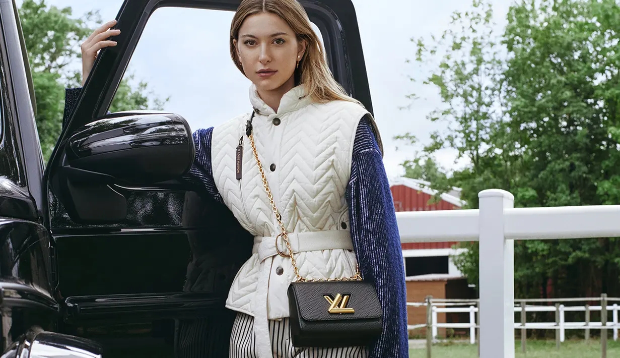 Dalam kampanye Twist Bag terbaru, Eve Jobs tampil dengan gaya chic sebagai penunggang kuda [Louis Vuitton]