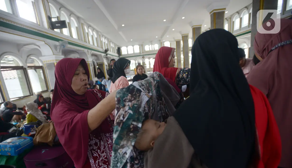 Pengungsi korban kebakaran rumah di Jalan Bangka Buntu I, Kelurahan Bangka, Mampang Prapatan, Jakarta Selatan, Selasa (27/12/2022). Sebanyak 543 jiwa menempati lokasi tempat terjadinya kebakaran. (merdeka.com/Imam Buhori)
