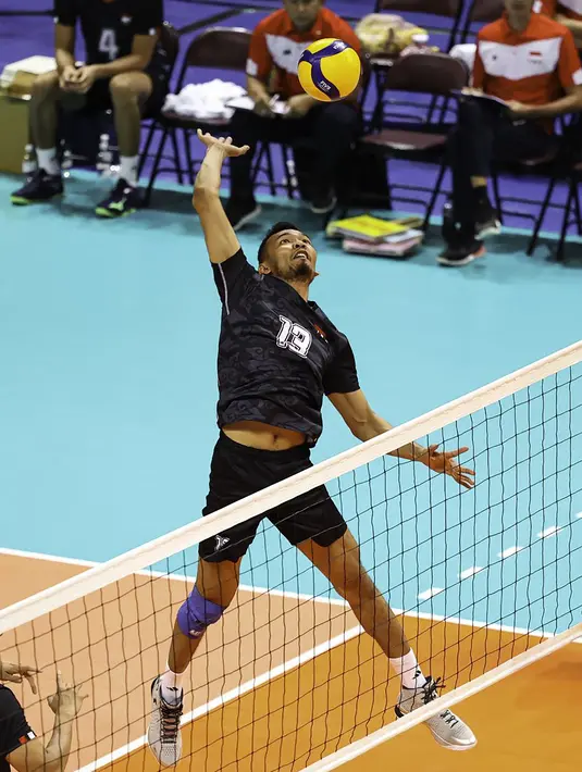 Pemain Timnas bola voli putra Indonesia, Hernanda Zulfi melepaskan spike saat menghadapi Kazakhstan pada laga babak 12 Besar kejuaraan bola voli AVC Challenge Cup 2023 for Men di Taipei Gymnasium, Chinese Taipei, Rabu (12/7/2023). Indonesia menang 3-0 (30-28, 25-21, 25-15) atas Kazakhstan dan lolos ke babak 6 besar. (avcvolley)