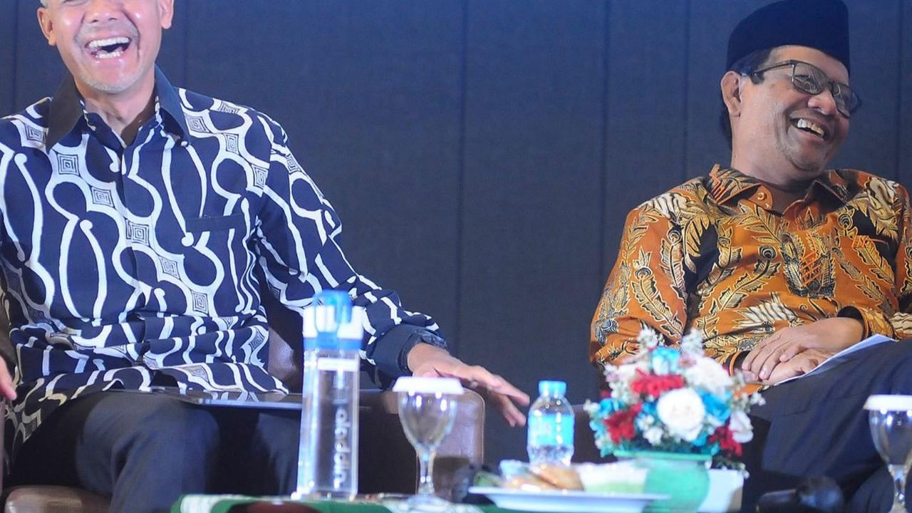 Pasangan capres-cawapres, Ganjar Pranowo dan Mahfud MD menghadiri&nbsp;Dialog Terbuka Muhammadiyah di Universitas Muhammadiyah Jakarta (UMJ), Tangerang Selatan, Kamis (23/11/2023). Dalam momen tersebut Ganjar-Mahfud memaparkan visi-misinya sebagai capres 