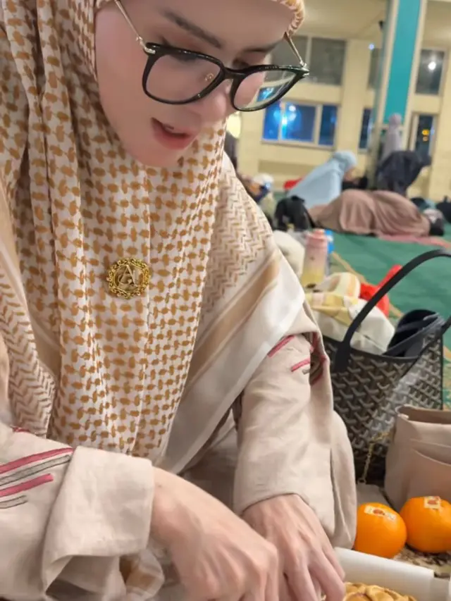 Potret ketenangan Angel Lelga saat itikaf di masjid (credit:instagram.com/angellelga)